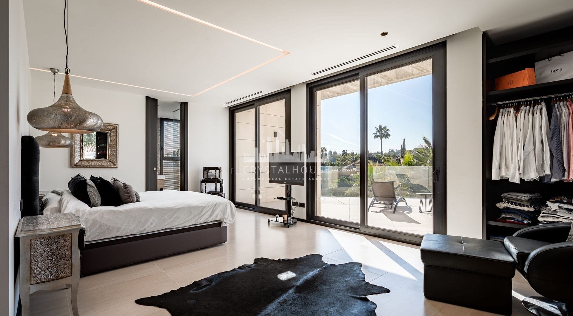 This villa is located in Parcelas del Golf, a private and secure area in Nueva Andalucía’s Golf Valley.