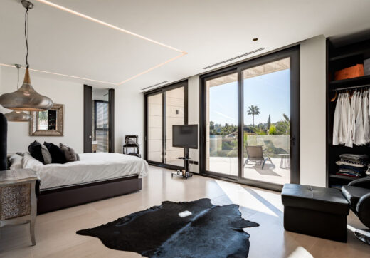 This villa is located in Parcelas del Golf, a private and secure area in Nueva Andalucía’s Golf Valley.