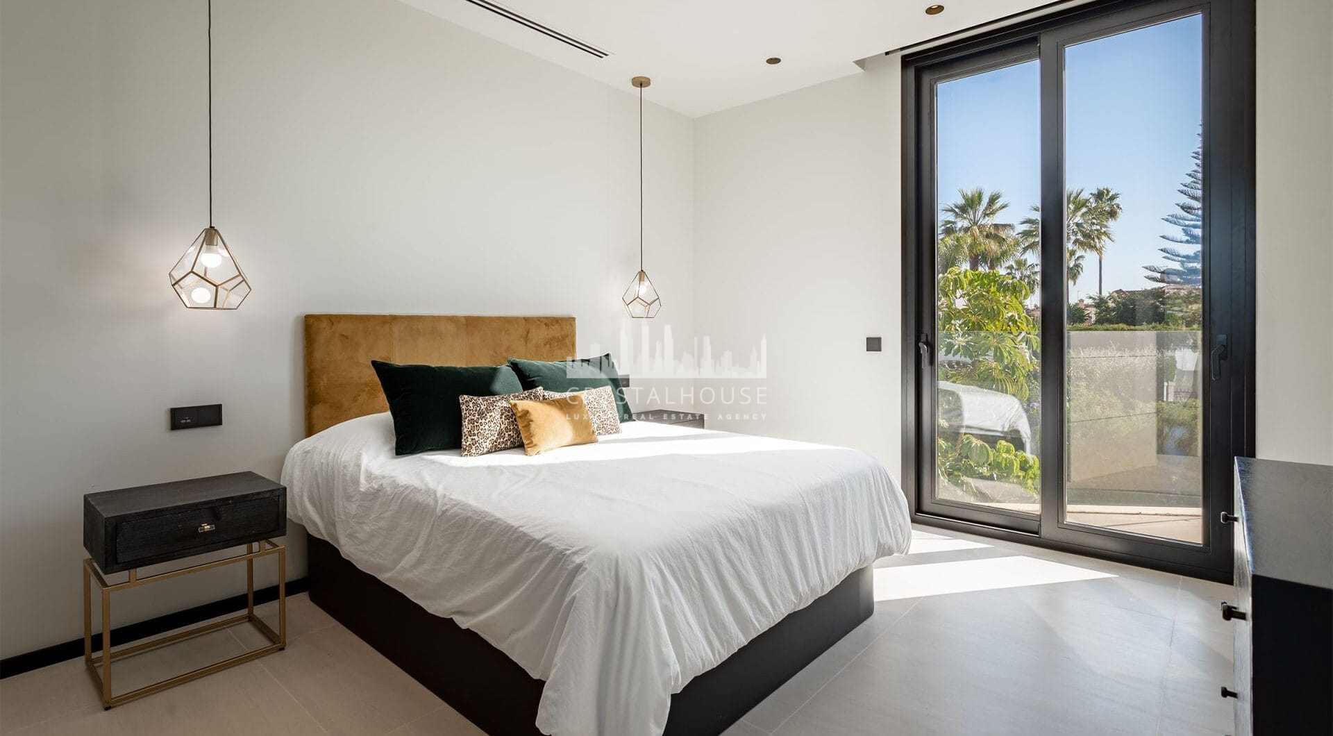 This villa is located in Parcelas del Golf, a private and secure area in Nueva Andalucía’s Golf Valley.