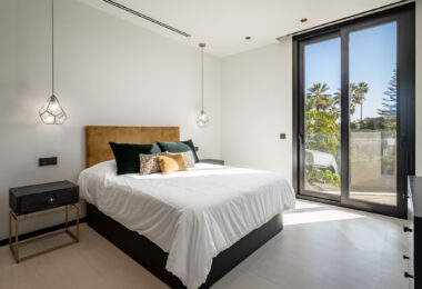This villa is located in Parcelas del Golf, a private and secure area in Nueva Andalucía’s Golf Valley.