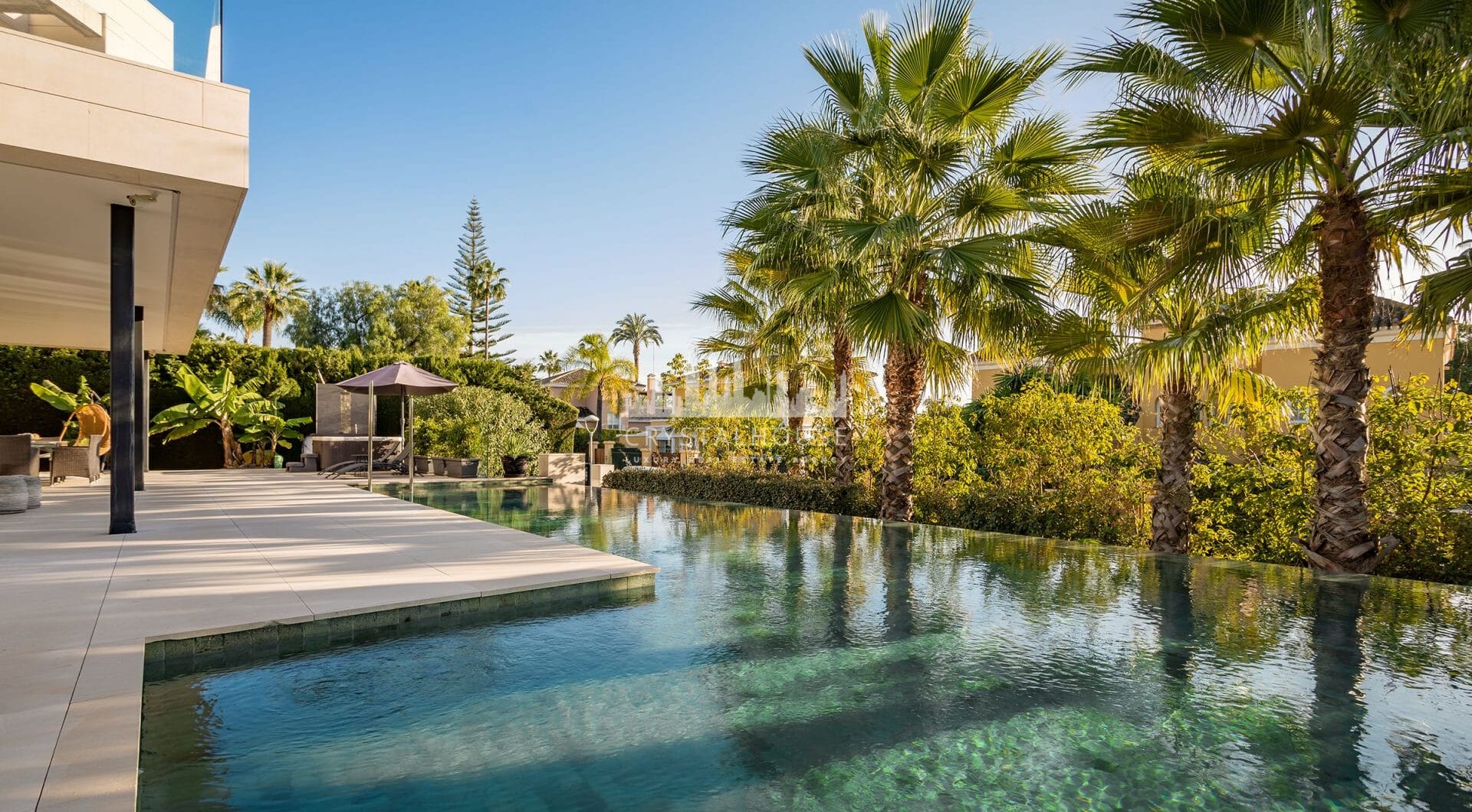 This villa is located in Parcelas del Golf, a private and secure area in Nueva Andalucía’s Golf Valley.
