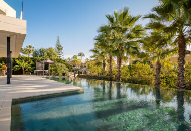 This villa is located in Parcelas del Golf, a private and secure area in Nueva Andalucía’s Golf Valley.