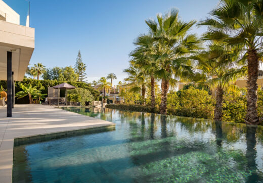 This villa is located in Parcelas del Golf, a private and secure area in Nueva Andalucía’s Golf Valley.