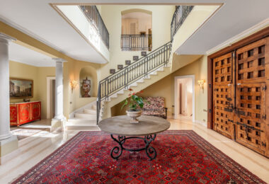 This 7-bedroom villa is located in Los Monteros, one of the most prestigious and sought-after urbanisations in Marbella East.