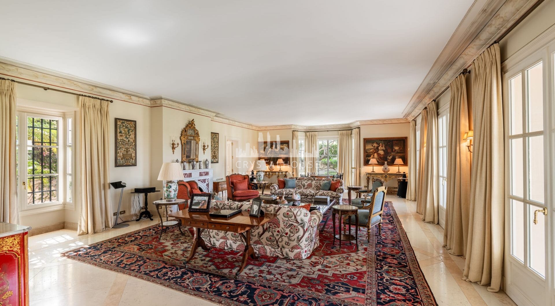 This 7-bedroom villa is located in Los Monteros, one of the most prestigious and sought-after urbanisations in Marbella East.