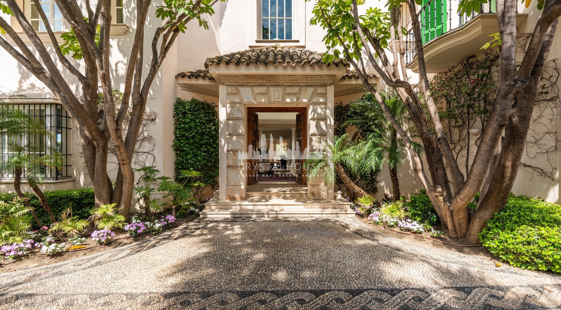This 7-bedroom villa is located in Los Monteros, one of the most prestigious and sought-after urbanisations in Marbella East.