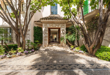 This 7-bedroom villa is located in Los Monteros, one of the most prestigious and sought-after urbanisations in Marbella East.