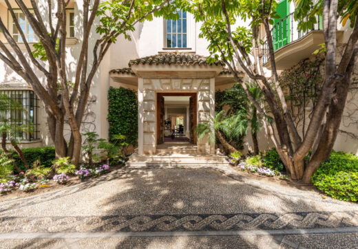 This 7-bedroom villa is located in Los Monteros, one of the most prestigious and sought-after urbanisations in Marbella East.