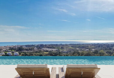 Set within the secure gates of El Herrojo Alto in Benahavís, Villa Bond offers a contemporary residence designed with both elegance and functionality in mind.