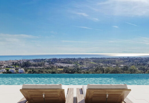 Set within the secure gates of El Herrojo Alto in Benahavís, Villa Bond offers a contemporary residence designed with both elegance and functionality in mind.