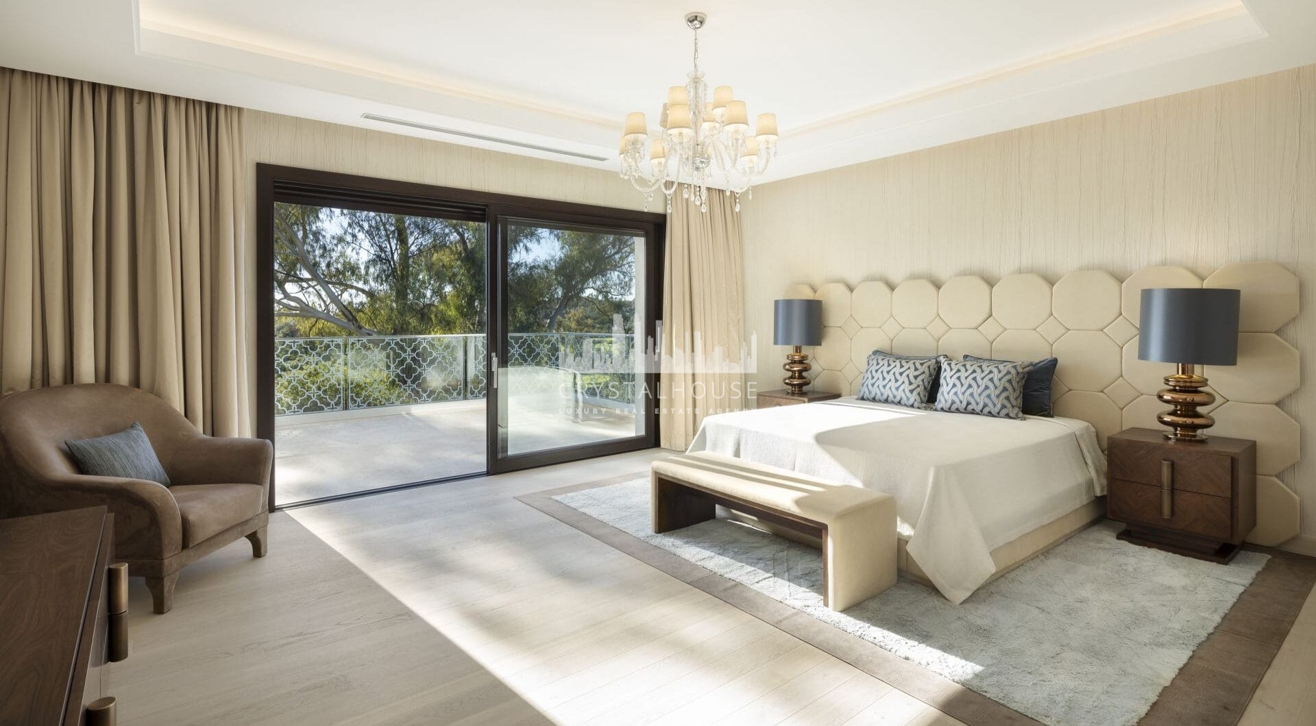 This villa is a home that harmonizes luxury with practicality, offering an unparalleled lifestyle in the sought-after area of Nueva Andalucía.
