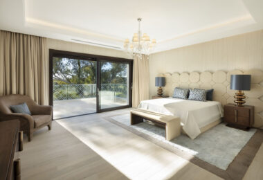 This villa is a home that harmonizes luxury with practicality, offering an unparalleled lifestyle in the sought-after area of Nueva Andalucía.