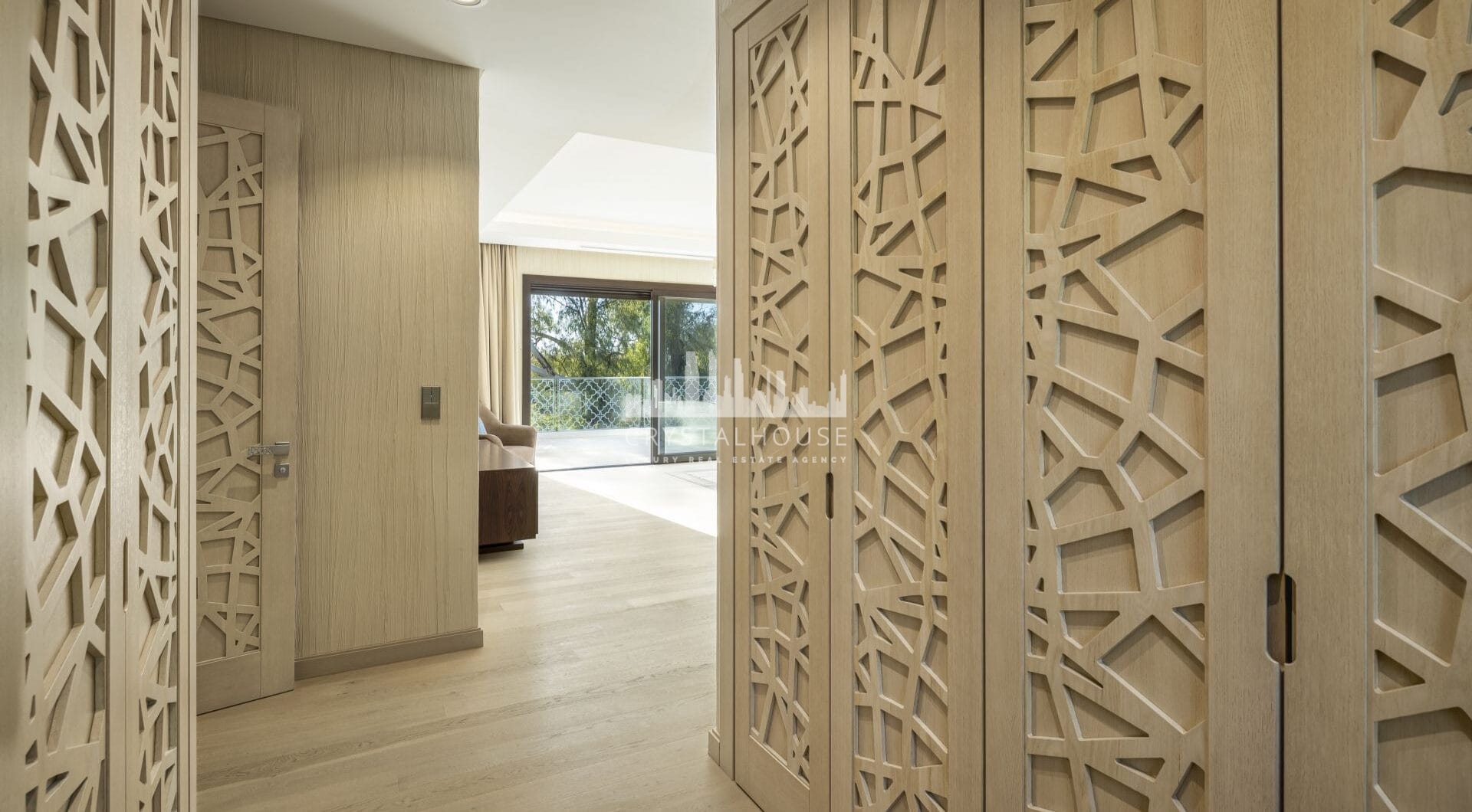 This villa is a home that harmonizes luxury with practicality, offering an unparalleled lifestyle in the sought-after area of Nueva Andalucía.