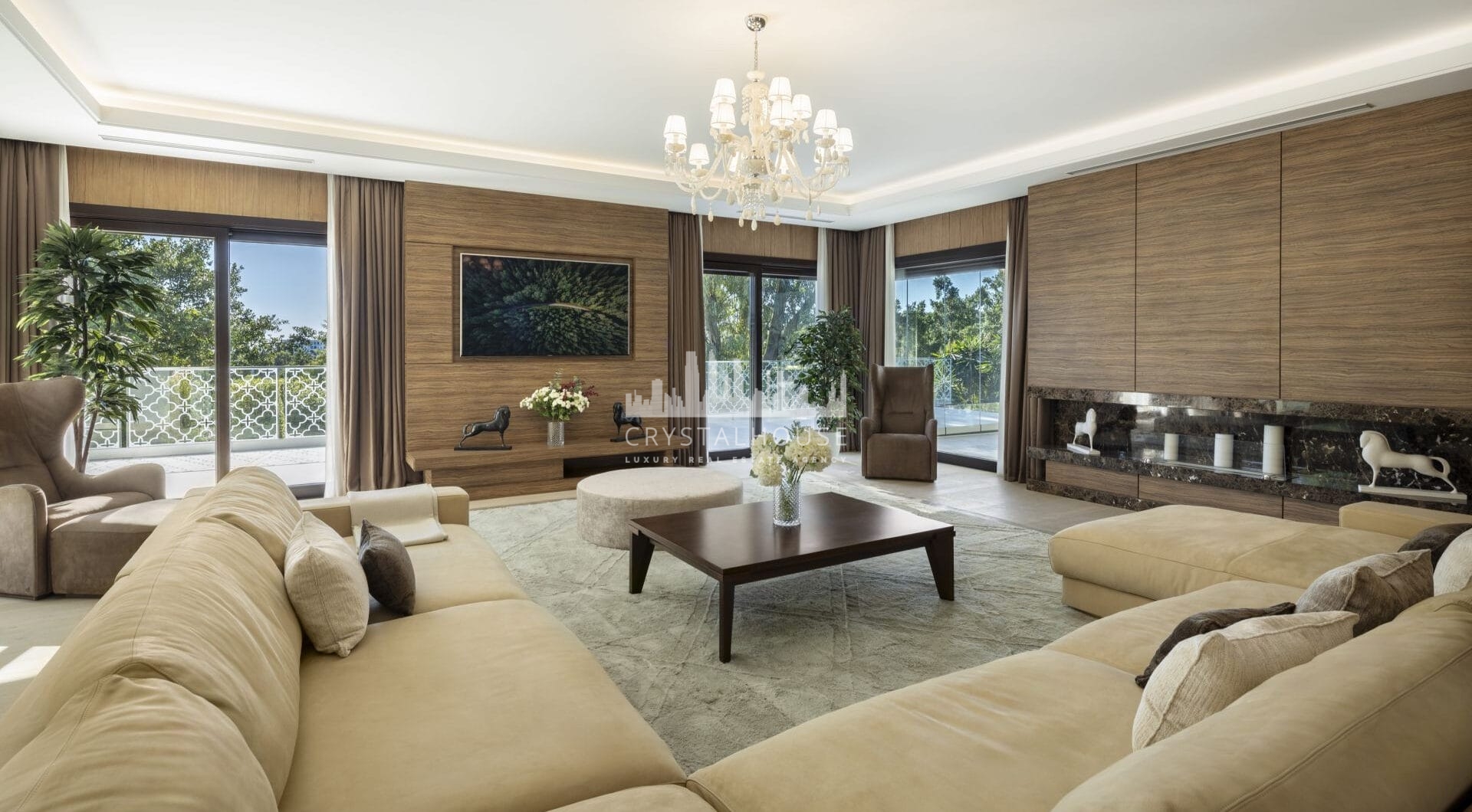 This villa is a home that harmonizes luxury with practicality, offering an unparalleled lifestyle in the sought-after area of Nueva Andalucía.