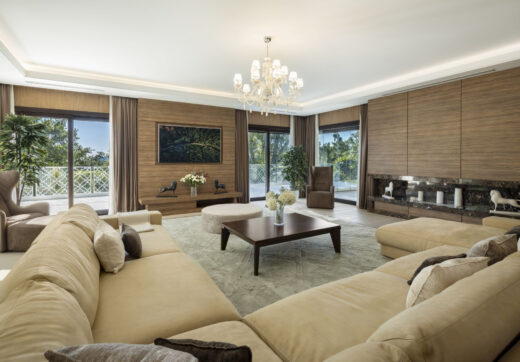 This villa is a home that harmonizes luxury with practicality, offering an unparalleled lifestyle in the sought-after area of Nueva Andalucía.