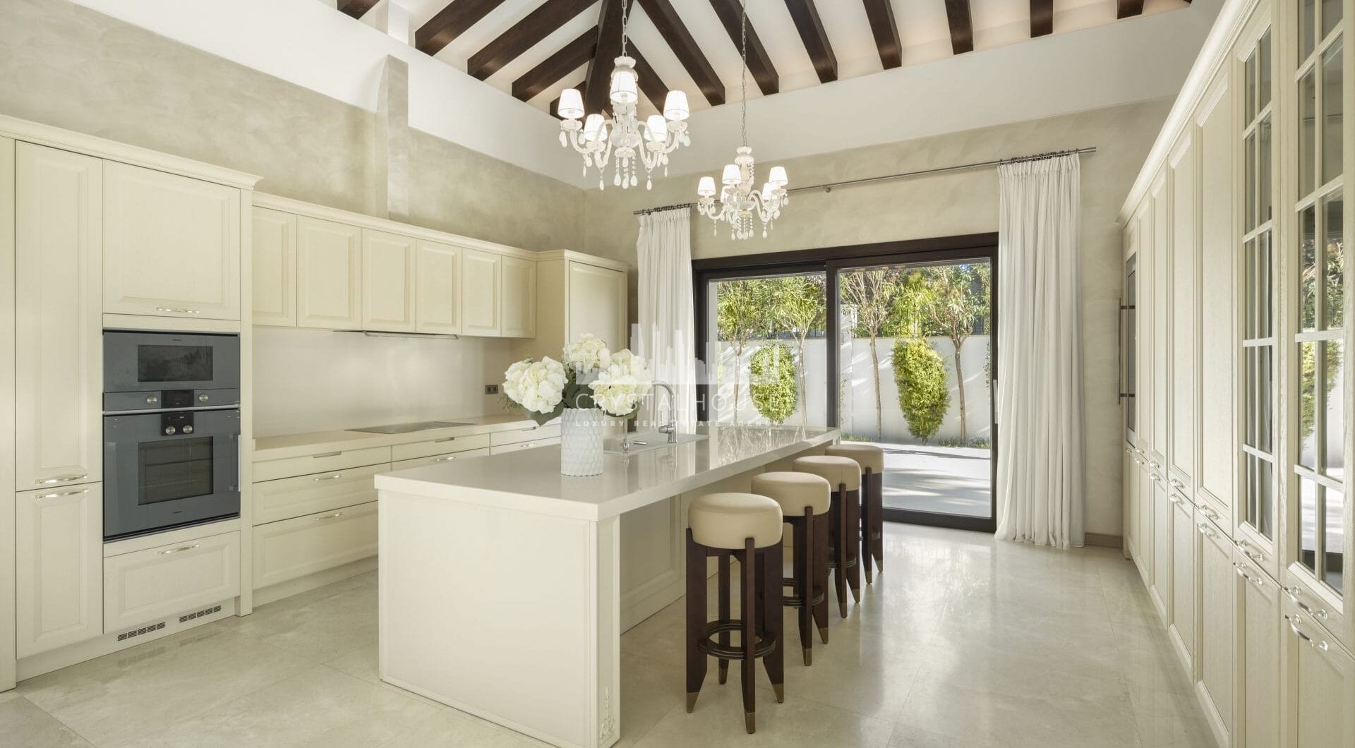 This villa is a home that harmonizes luxury with practicality, offering an unparalleled lifestyle in the sought-after area of Nueva Andalucía.