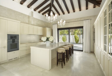 This villa is a home that harmonizes luxury with practicality, offering an unparalleled lifestyle in the sought-after area of Nueva Andalucía.