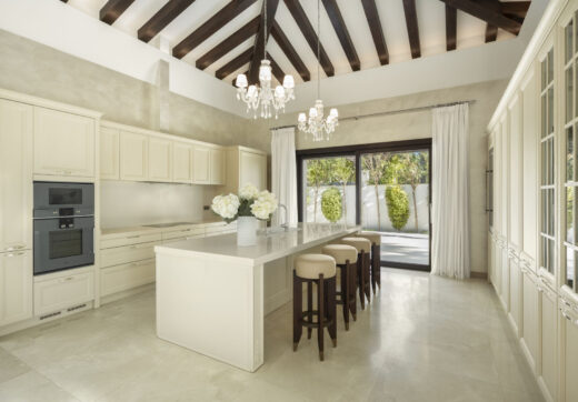 This villa is a home that harmonizes luxury with practicality, offering an unparalleled lifestyle in the sought-after area of Nueva Andalucía.