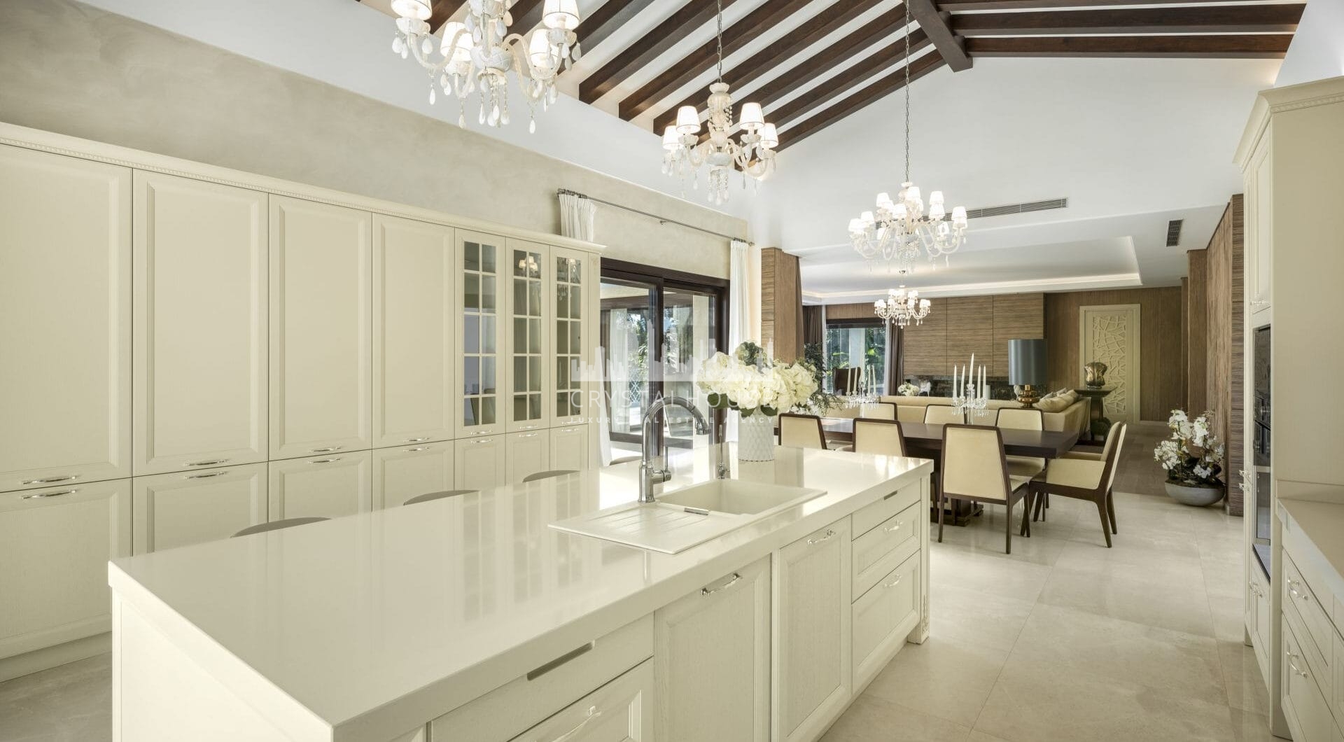 This villa is a home that harmonizes luxury with practicality, offering an unparalleled lifestyle in the sought-after area of Nueva Andalucía.