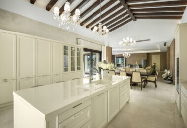 This villa is a home that harmonizes luxury with practicality, offering an unparalleled lifestyle in the sought-after area of Nueva Andalucía.