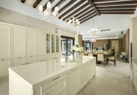 This villa is a home that harmonizes luxury with practicality, offering an unparalleled lifestyle in the sought-after area of Nueva Andalucía.