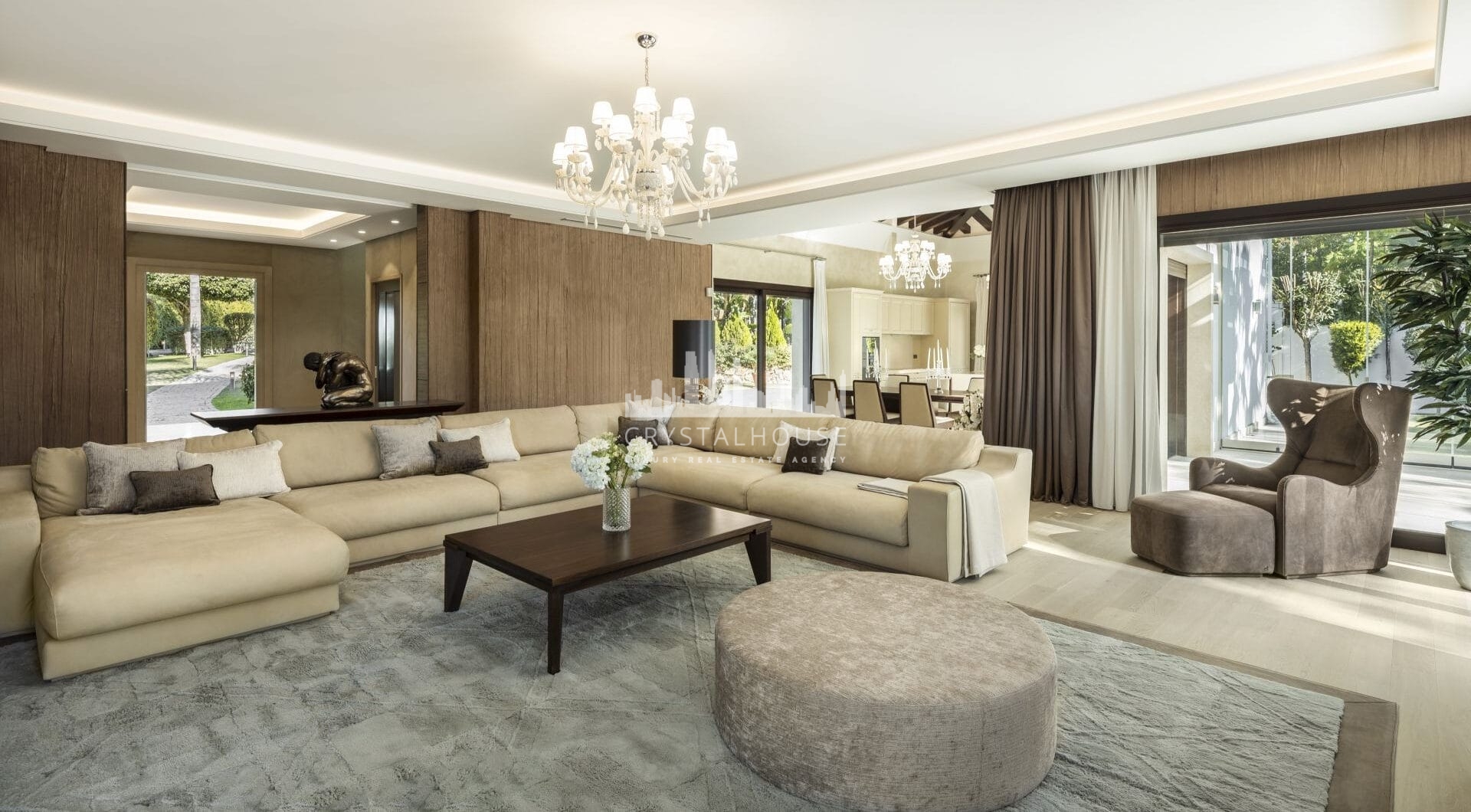 This villa is a home that harmonizes luxury with practicality, offering an unparalleled lifestyle in the sought-after area of Nueva Andalucía.