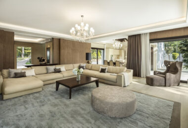 This villa is a home that harmonizes luxury with practicality, offering an unparalleled lifestyle in the sought-after area of Nueva Andalucía.
