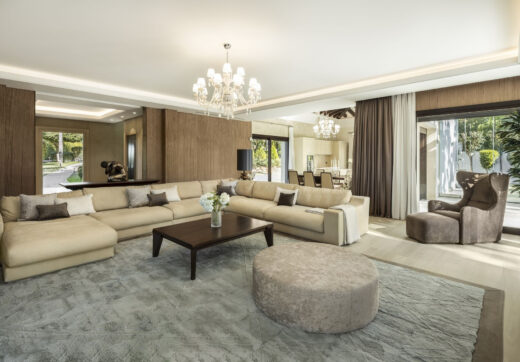 This villa is a home that harmonizes luxury with practicality, offering an unparalleled lifestyle in the sought-after area of Nueva Andalucía.