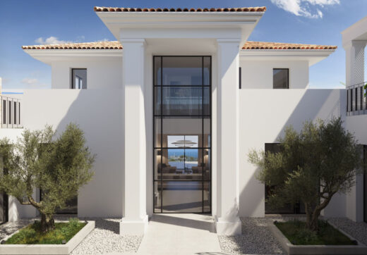 In the heart of the prestigious El Herrojo Alto community lies a villa that beautifully combines traditional Andalusian elegance with modern luxury.