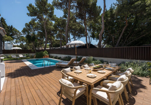 Casa Los Momentos is a refined and spacious 6-bedroom villa for sale located in the highly desirable Altos del Rodeo residential enclave, within Nueva Andalucia, just minutes from Puerto Banús and Marbella’s top amenities.