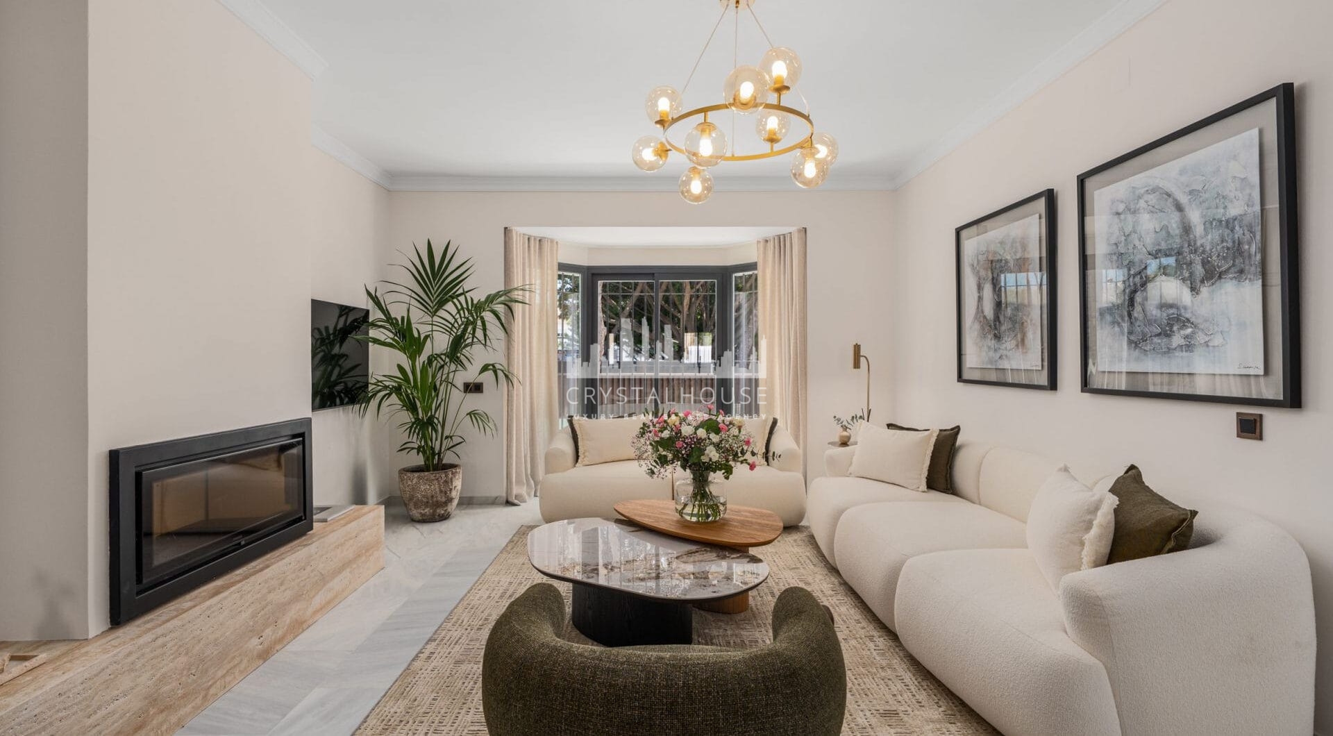 Casa Los Momentos is a refined and spacious 6-bedroom villa for sale located in the highly desirable Altos del Rodeo residential enclave, within Nueva Andalucia, just minutes from Puerto Banús and Marbella’s top amenities.