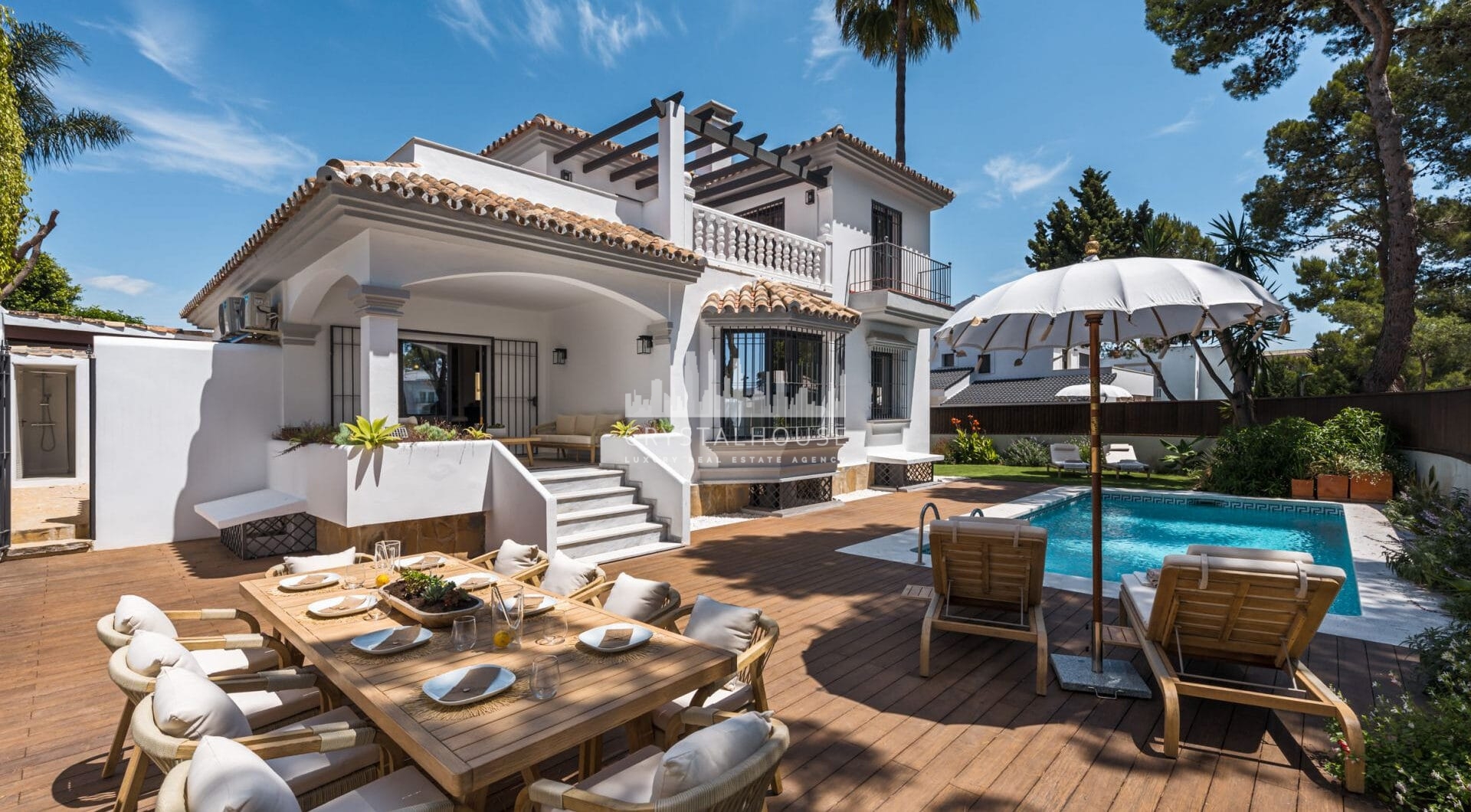 Casa Los Momentos is a refined and spacious 6-bedroom villa for sale located in the highly desirable Altos del Rodeo residential enclave, within Nueva Andalucia, just minutes from Puerto Banús and Marbella’s top amenities.