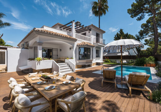 Casa Los Momentos is a refined and spacious 6-bedroom villa for sale located in the highly desirable Altos del Rodeo residential enclave, within Nueva Andalucia, just minutes from Puerto Banús and Marbella’s top amenities.