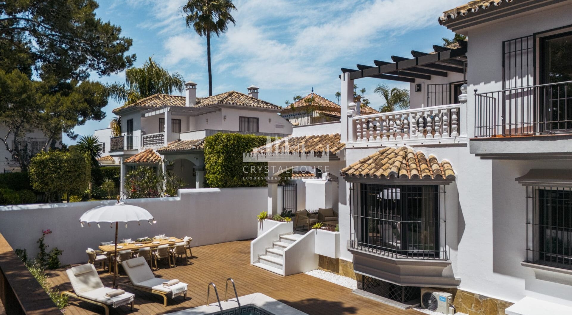 Casa Los Momentos is a refined and spacious 6-bedroom villa for sale located in the highly desirable Altos del Rodeo residential enclave, within Nueva Andalucia, just minutes from Puerto Banús and Marbella’s top amenities.