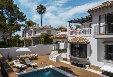 Casa Los Momentos is a refined and spacious 6-bedroom villa for sale located in the highly desirable Altos del Rodeo residential enclave, within Nueva Andalucia, just minutes from Puerto Banús and Marbella’s top amenities.