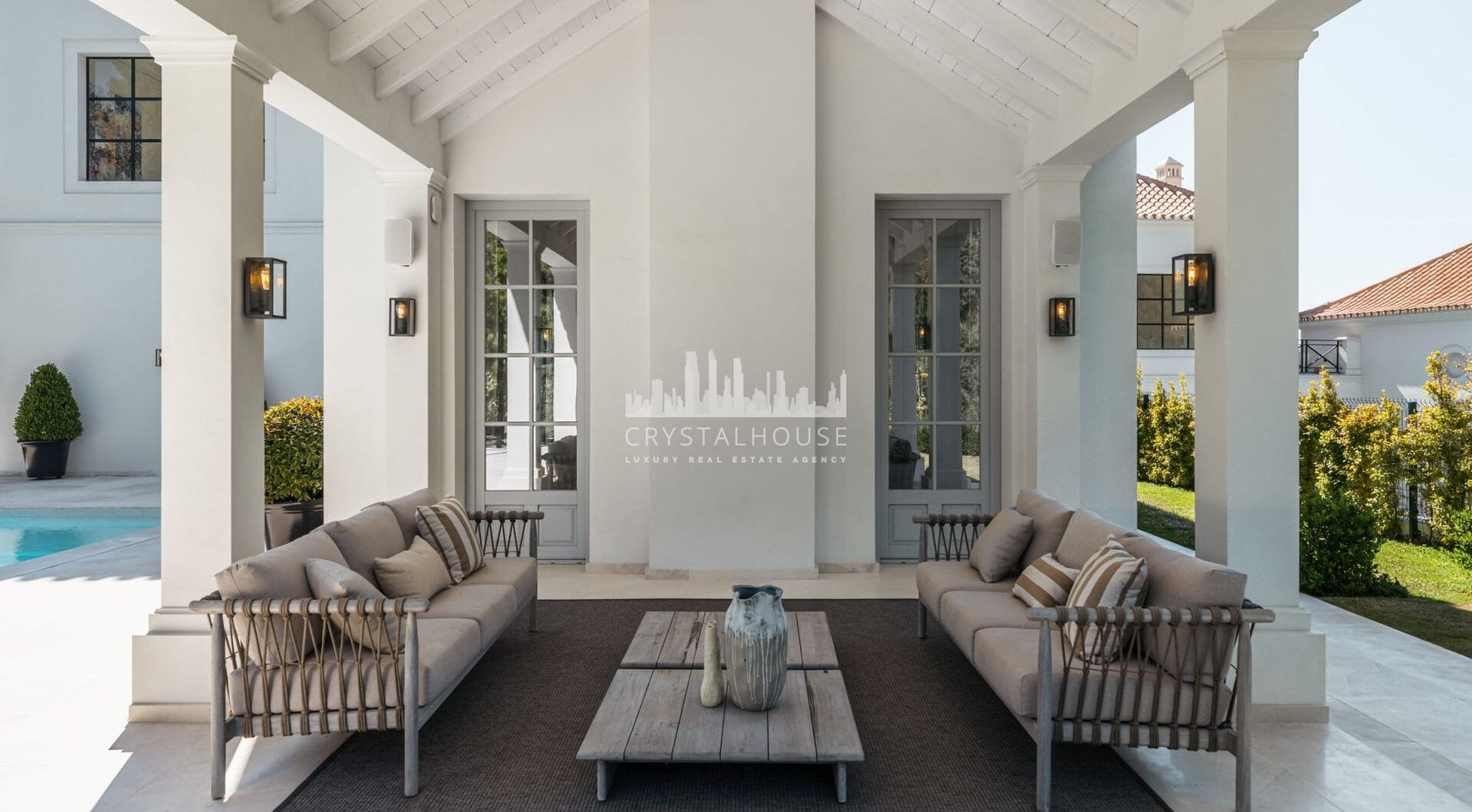 Villa Valora is an exceptional villa for sale within La Cerquilla, an esteemed neighborhood in Nueva Andalucía’s renowned Golf Valley.