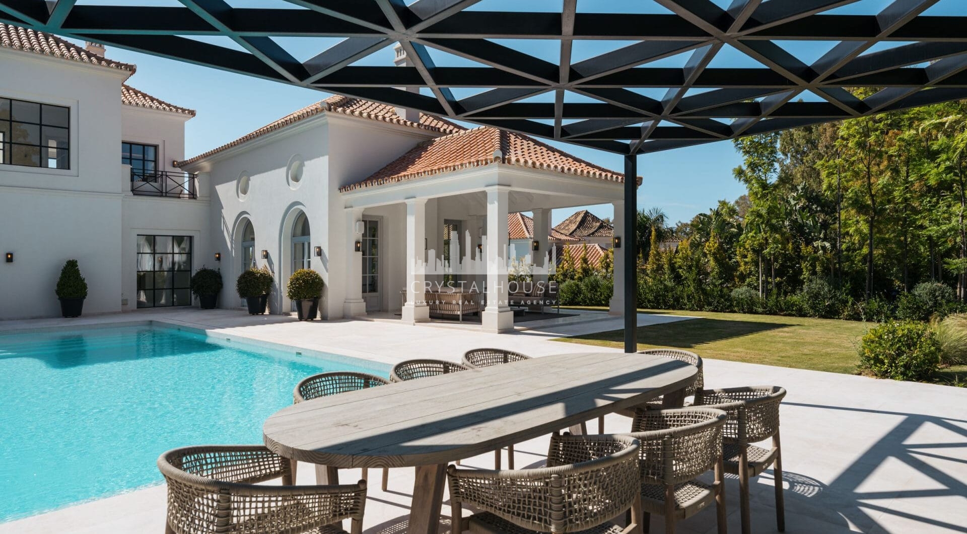 Villa Valora is an exceptional villa for sale within La Cerquilla, an esteemed neighborhood in Nueva Andalucía’s renowned Golf Valley.