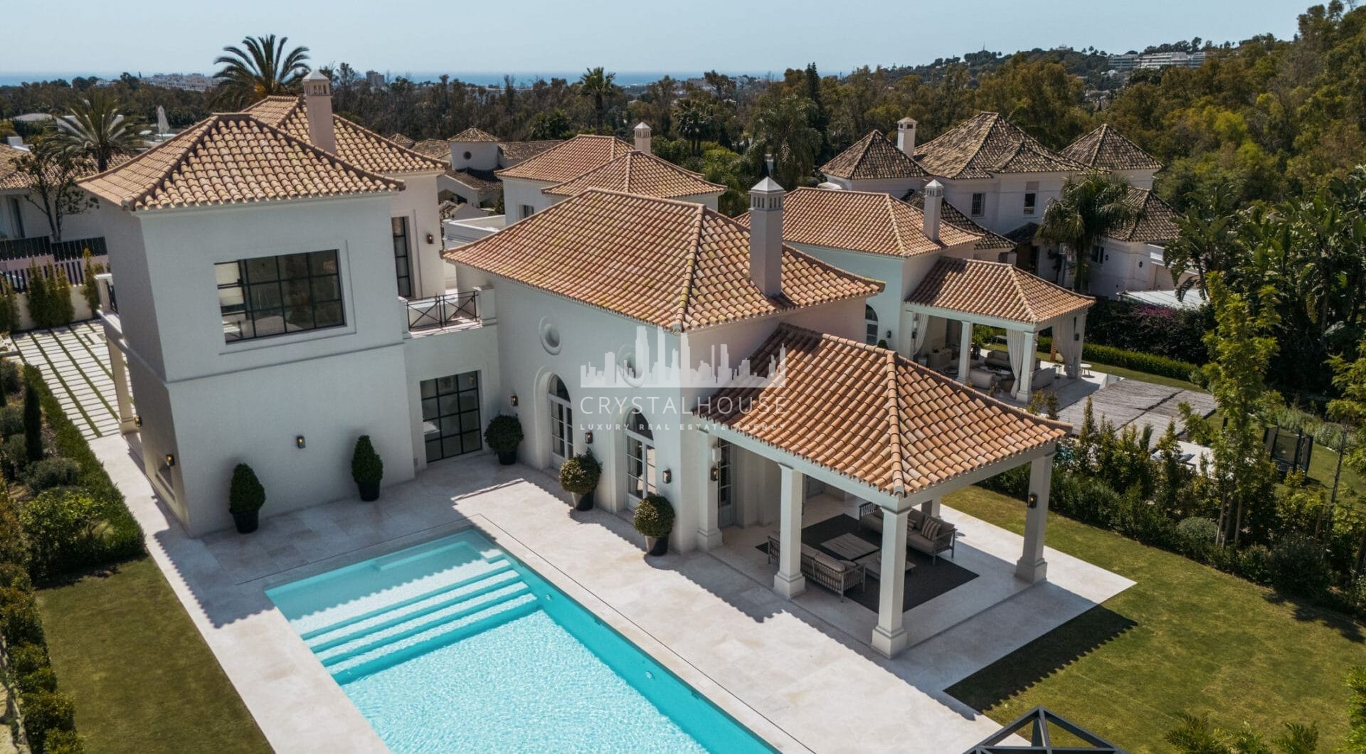 Villa Valora is an exceptional villa for sale within La Cerquilla, an esteemed neighborhood in Nueva Andalucía’s renowned Golf Valley.
