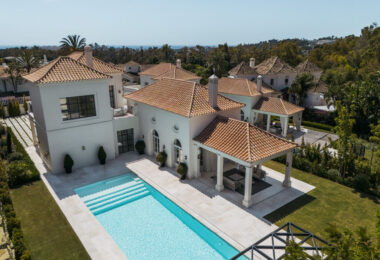 Villa Valora is an exceptional villa for sale within La Cerquilla, an esteemed neighborhood in Nueva Andalucía’s renowned Golf Valley.
