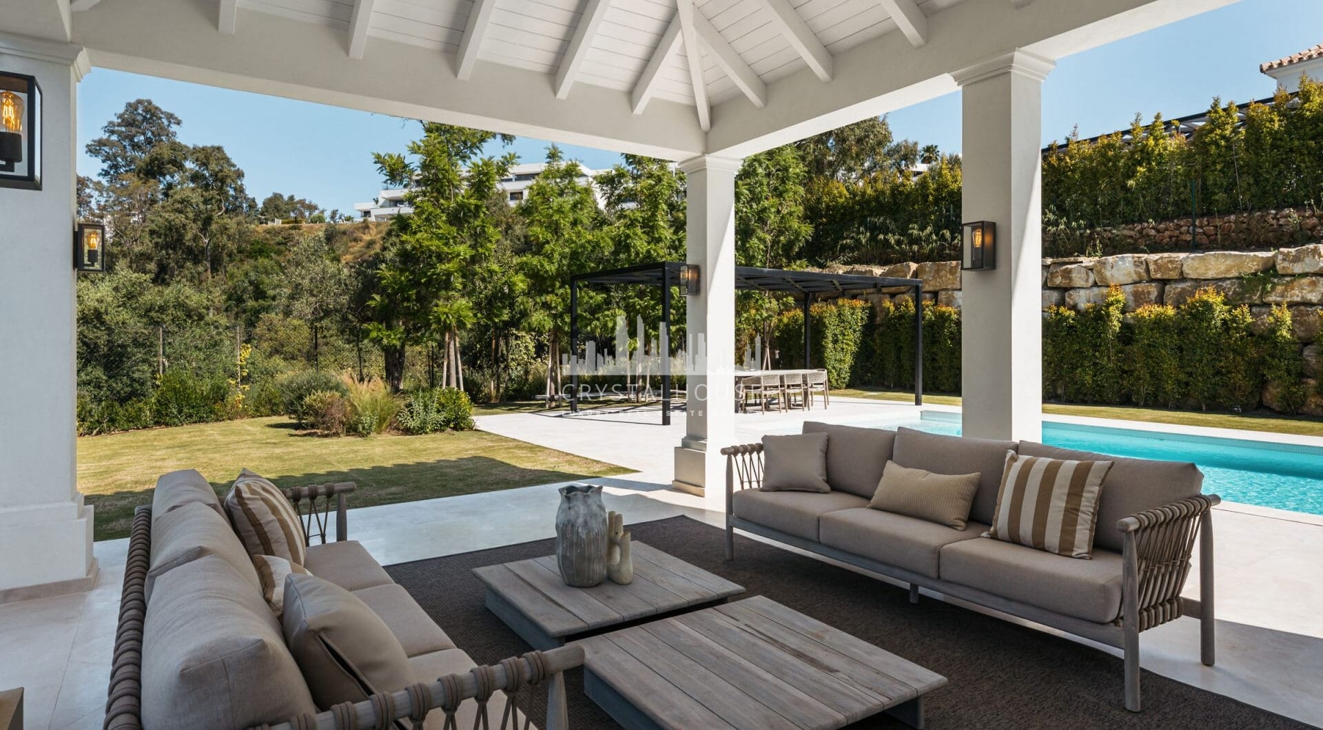Villa Valora is an exceptional villa for sale within La Cerquilla, an esteemed neighborhood in Nueva Andalucía’s renowned Golf Valley.