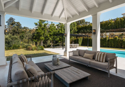 Villa Valora is an exceptional villa for sale within La Cerquilla, an esteemed neighborhood in Nueva Andalucía’s renowned Golf Valley.