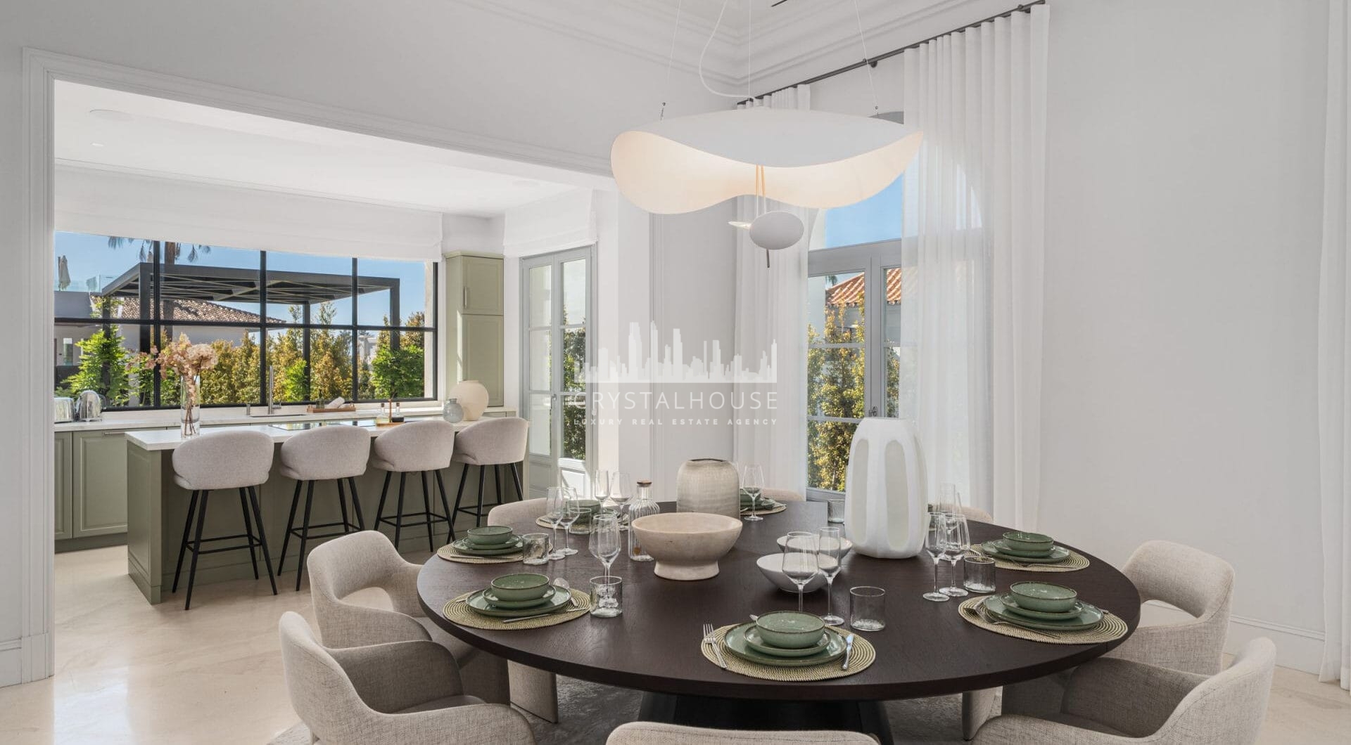 Villa Valora is an exceptional villa for sale within La Cerquilla, an esteemed neighborhood in Nueva Andalucía’s renowned Golf Valley.