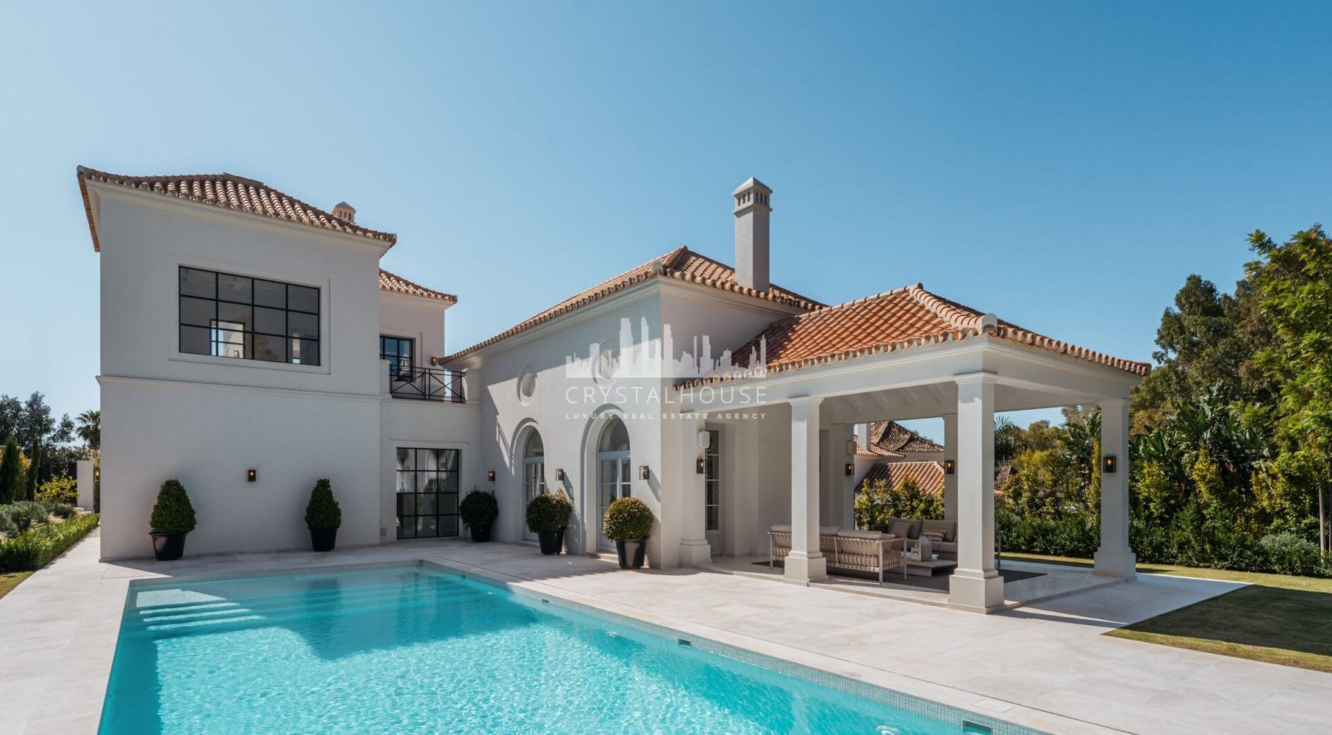 Villa Valora is an exceptional villa for sale within La Cerquilla, an esteemed neighborhood in Nueva Andalucía’s renowned Golf Valley.