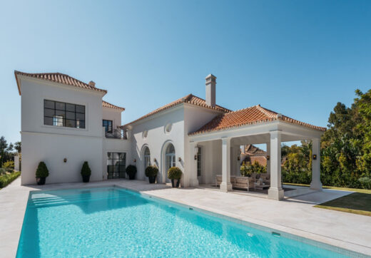 Villa Valora is an exceptional villa for sale within La Cerquilla, an esteemed neighborhood in Nueva Andalucía’s renowned Golf Valley.