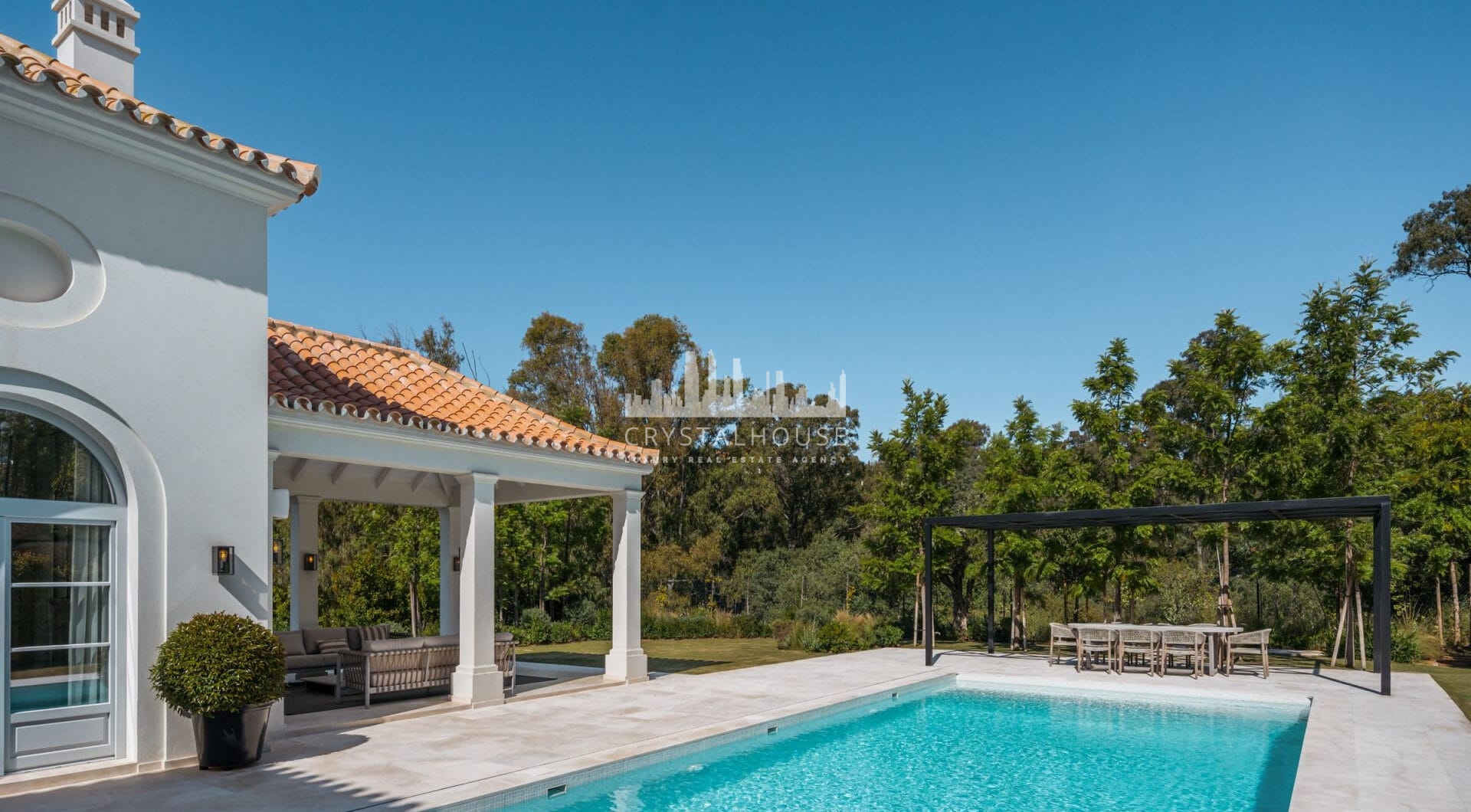 Villa Valora is an exceptional villa for sale within La Cerquilla, an esteemed neighborhood in Nueva Andalucía’s renowned Golf Valley.