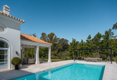 Villa Valora is an exceptional villa for sale within La Cerquilla, an esteemed neighborhood in Nueva Andalucía’s renowned Golf Valley.