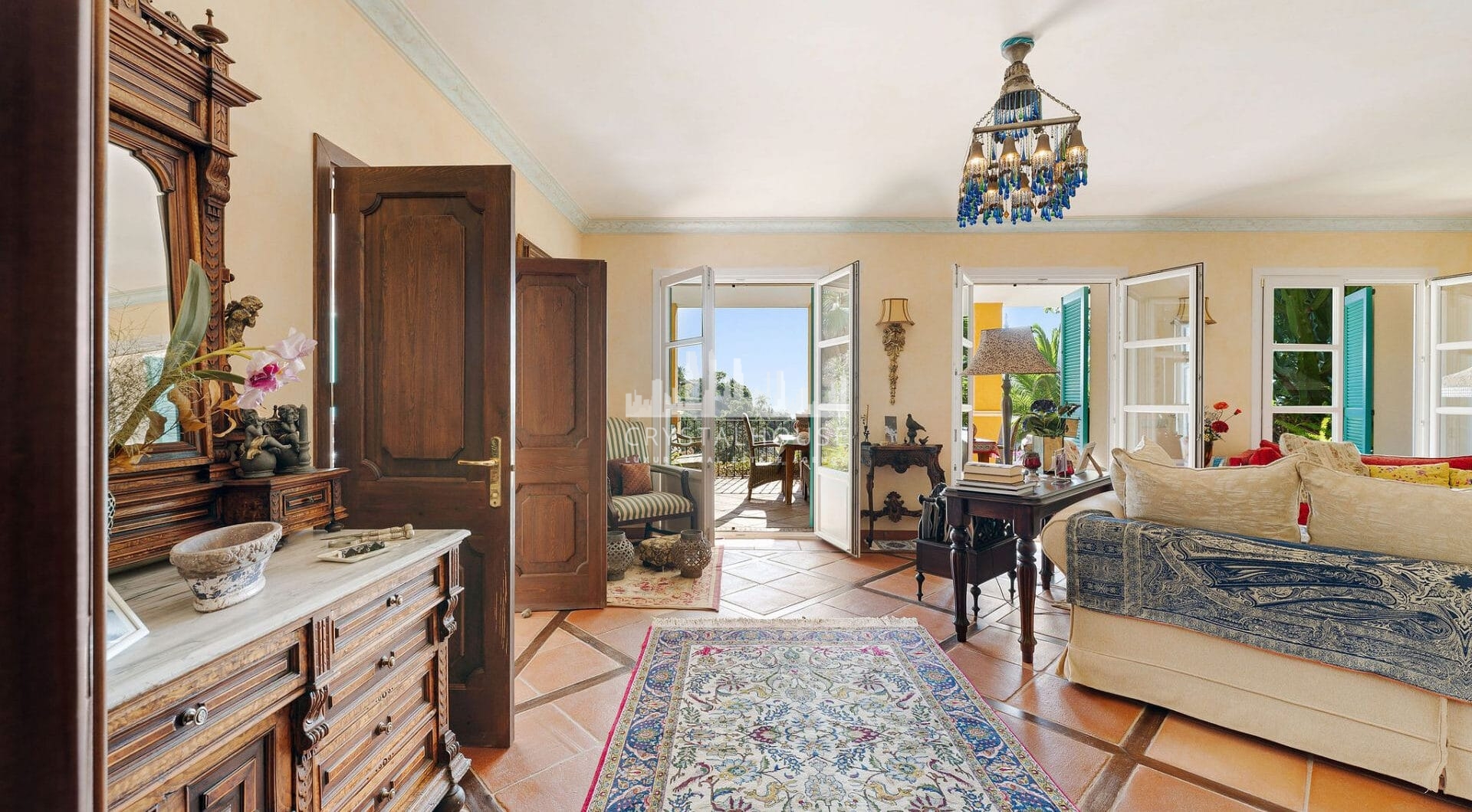 Experience the unique blend of traditional Andalusian charm and luxury at La Solea, an exquisitely designed villa located in the prestigious and gated El Madroñal community in Benahavís.