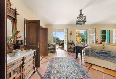 Experience the unique blend of traditional Andalusian charm and luxury at La Solea, an exquisitely designed villa located in the prestigious and gated El Madroñal community in Benahavís.