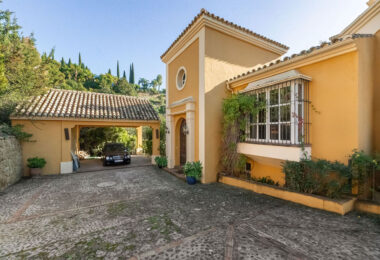 Experience the unique blend of traditional Andalusian charm and luxury at La Solea, an exquisitely designed villa located in the prestigious and gated El Madroñal community in Benahavís.