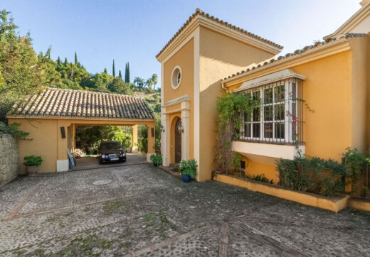 Experience the unique blend of traditional Andalusian charm and luxury at La Solea, an exquisitely designed villa located in the prestigious and gated El Madroñal community in Benahavís.